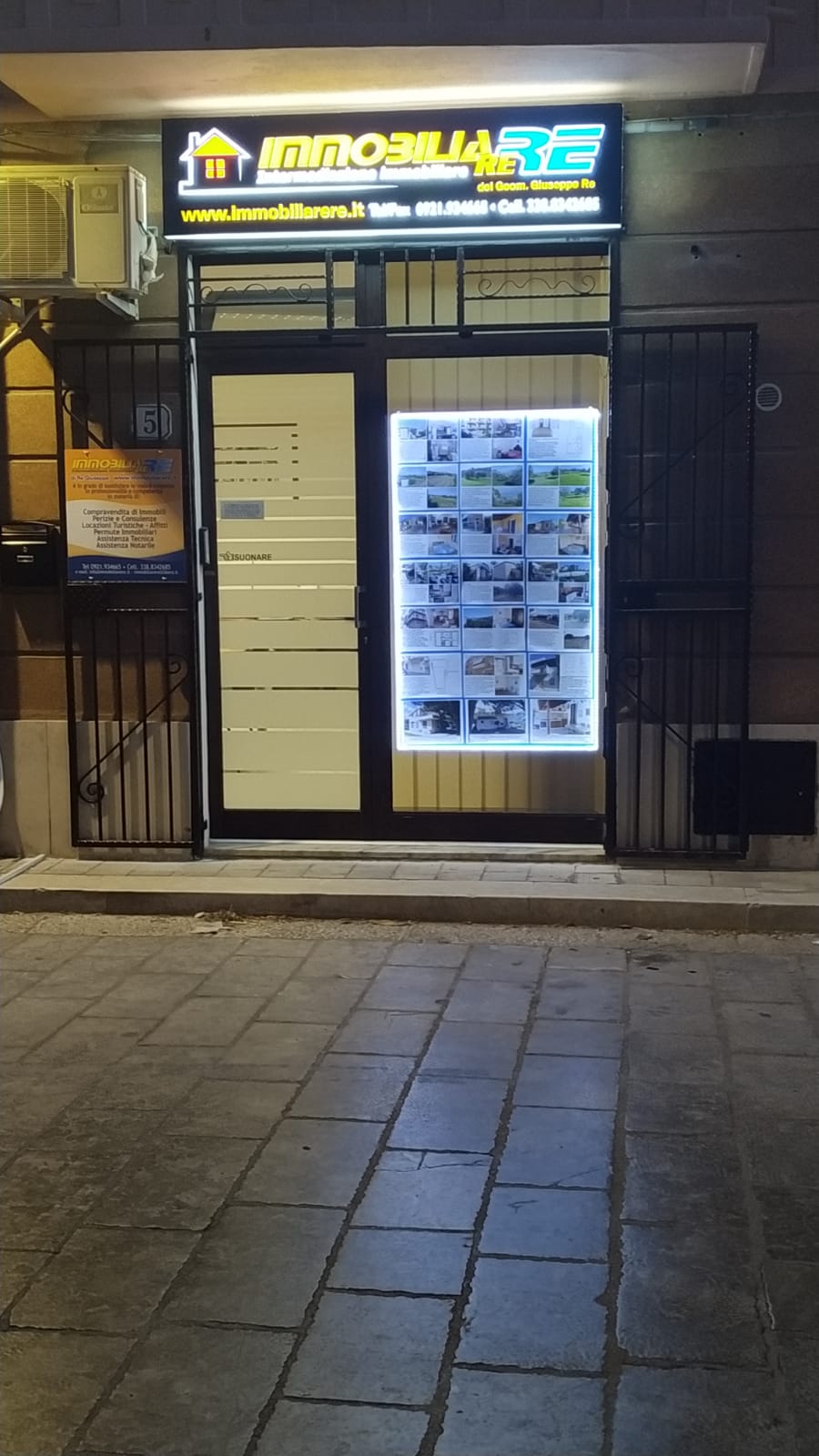 Vetrina dell'agenzia immobiliare RE di Campofelice di Roccella